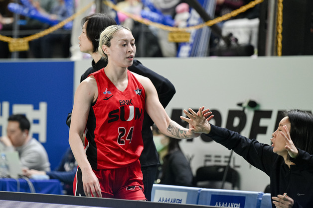 여자 프로농구 BNK, 삼성화재 꺾고 5연패 탈출…PO 진출 불씨