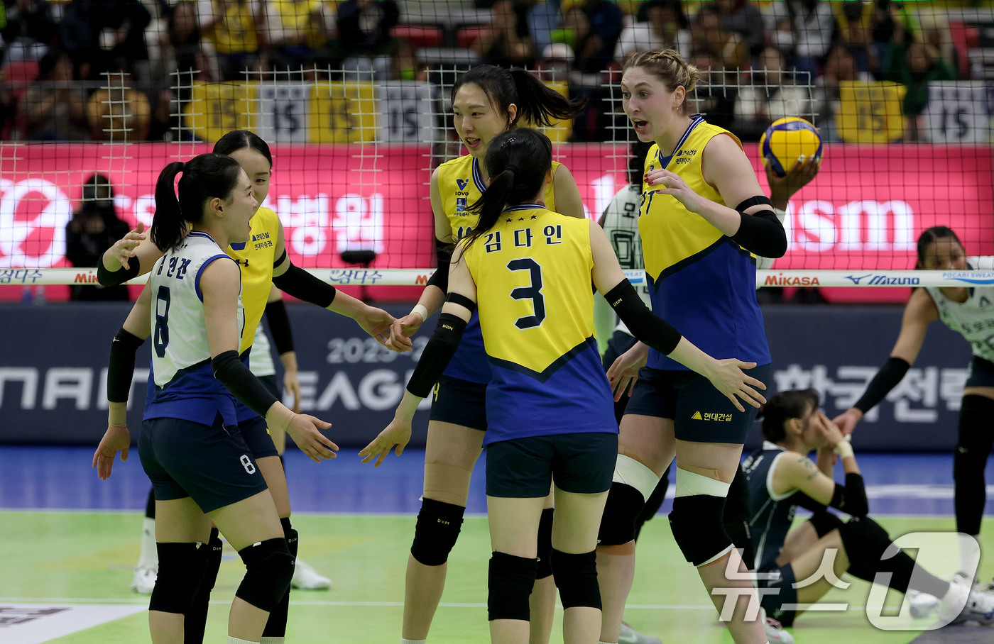 (수원=뉴스1) = 13일 경기 수원실내체육관에서 열린 진에어 2025-26 V-리그 여자 프로배구 현대건설과 도로공사와의 경기에서 3:1로 승리를 거둔 현대건설 선수들이 기뻐하고 …