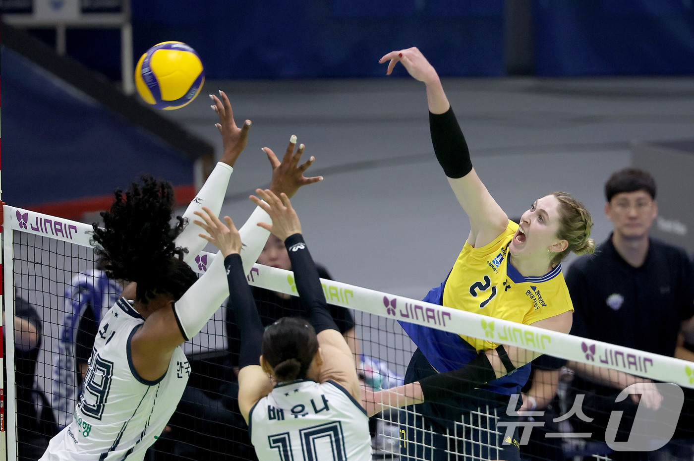 (수원=뉴스1) = 13일 경기 수원실내체육관에서 열린 진에어 2025-26 V-리그 여자 프로배구 현대건설과 도로공사와의 경기에서 현대건설 카리가 공격하고 있다. (현대건설 제공 …