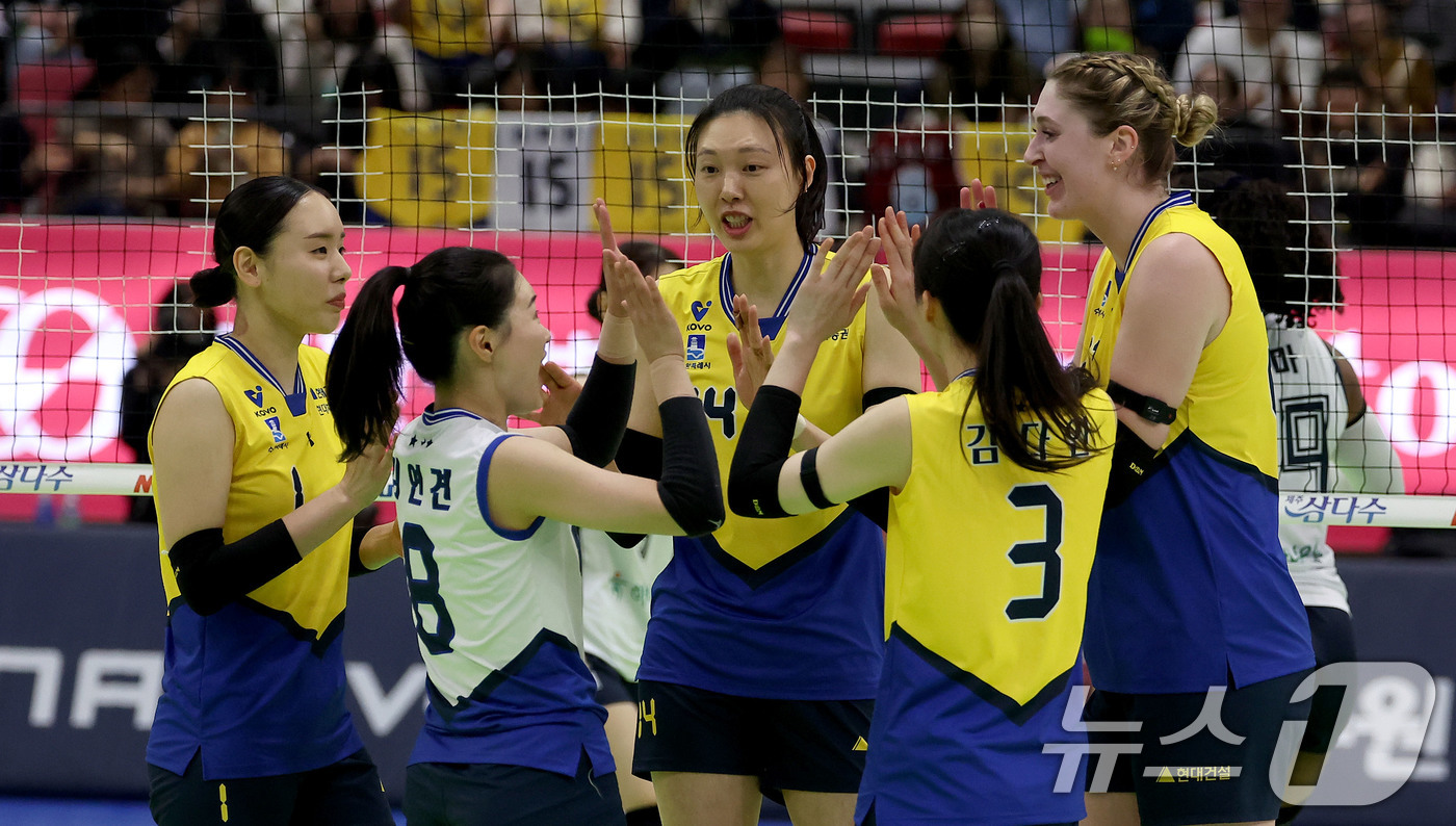 (수원=뉴스1) = 13일 경기 수원실내체육관에서 열린 진에어 2025-26 V-리그 여자 프로배구 현대건설과 도로공사와의 경기에서 현대건설 선수들이 득점 후 기뻐하고 있다. (현 …