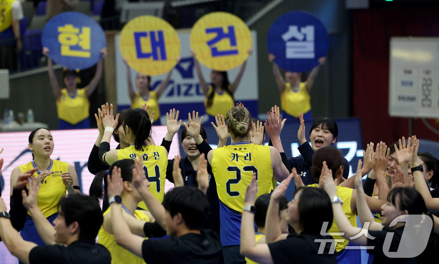 (수원=뉴스1) = 13일 경기 수원실내체육관에서 열린 진에어 2025-26 V-리그 여자 프로배구 현대건설과 도로공사와의 경기에서 3:1로 승리를 거둔 현대건설 선수들이 기뻐하고 …