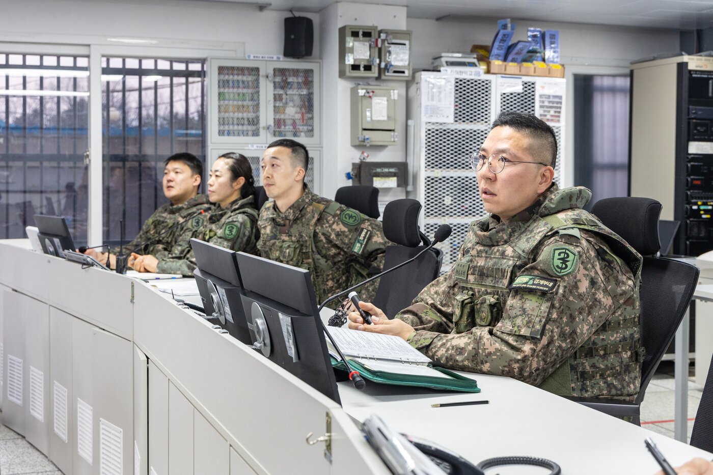 본문 이미지 - 지휘통제실에서 작전지휘 중인 대대장.(육군 제공)