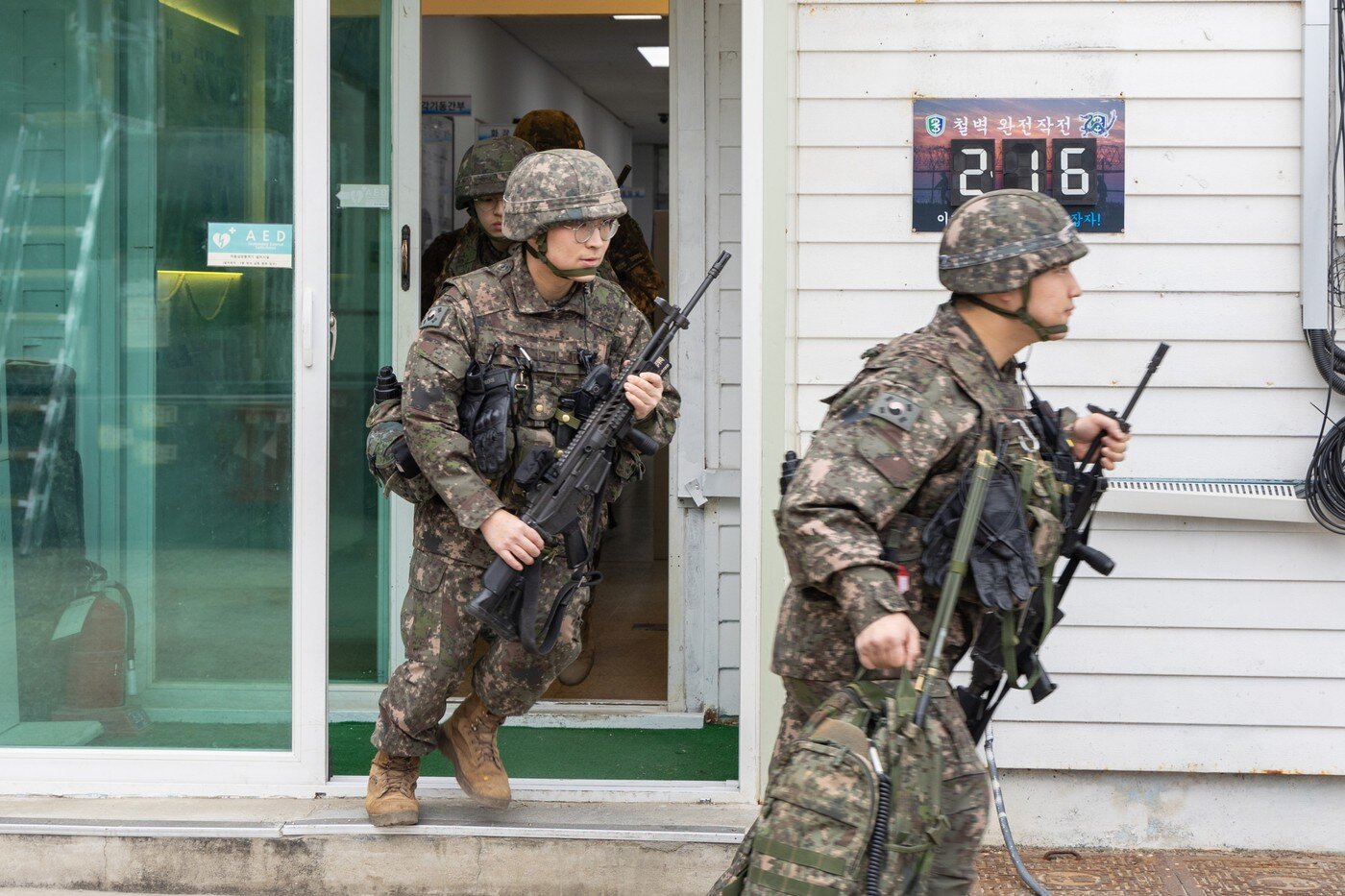 본문 이미지 - 기동타격중대 병사들이 출격하는 모습.(육군 제공)