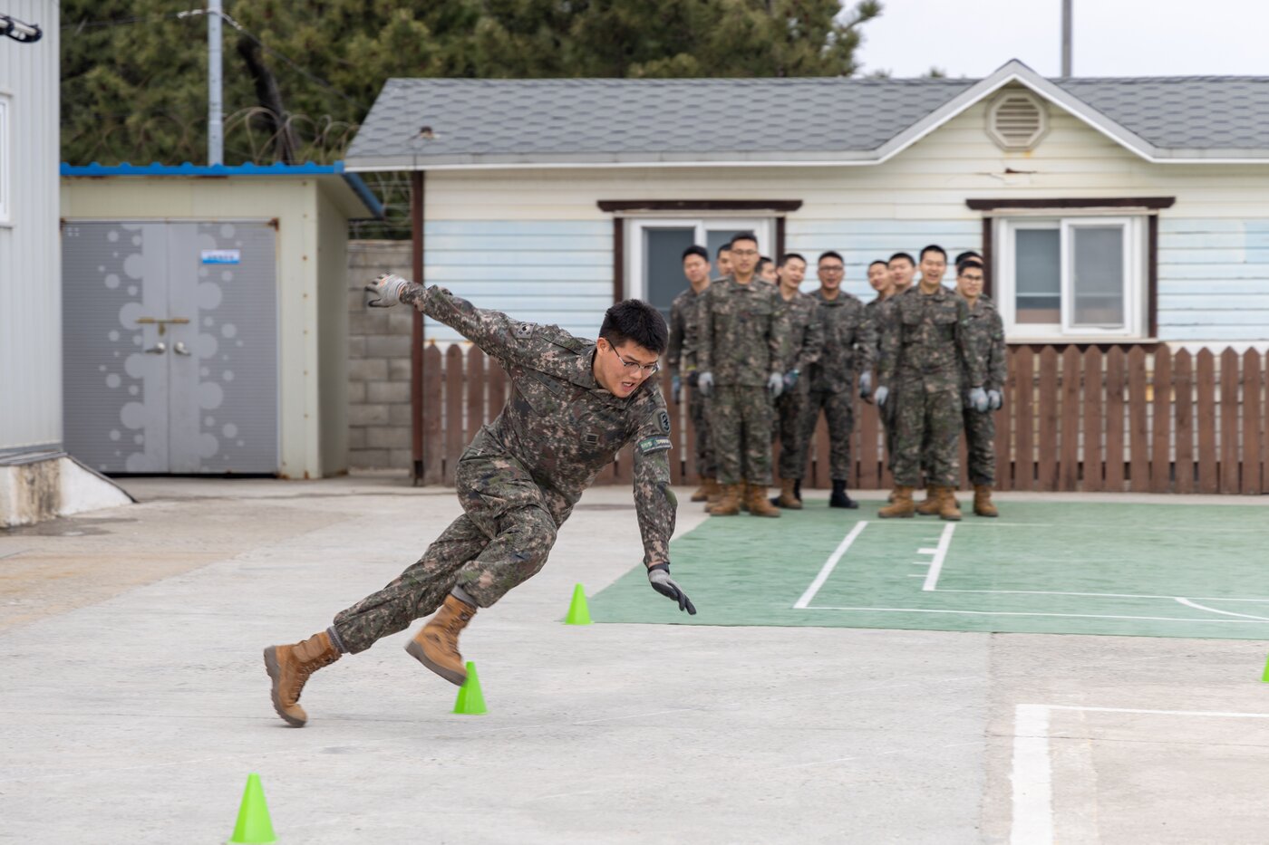 본문 이미지 - 기동타격중대 장병들이 순환식 체력단련을 하고 있다.(육군 제공)