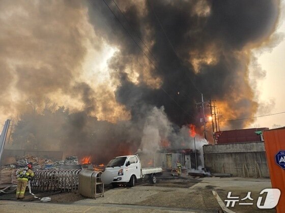 본문 이미지 -   아산 둔포면 공장 화재 현장. (아산소방서 제공, 재판매 및 DB금지) / 뉴스1