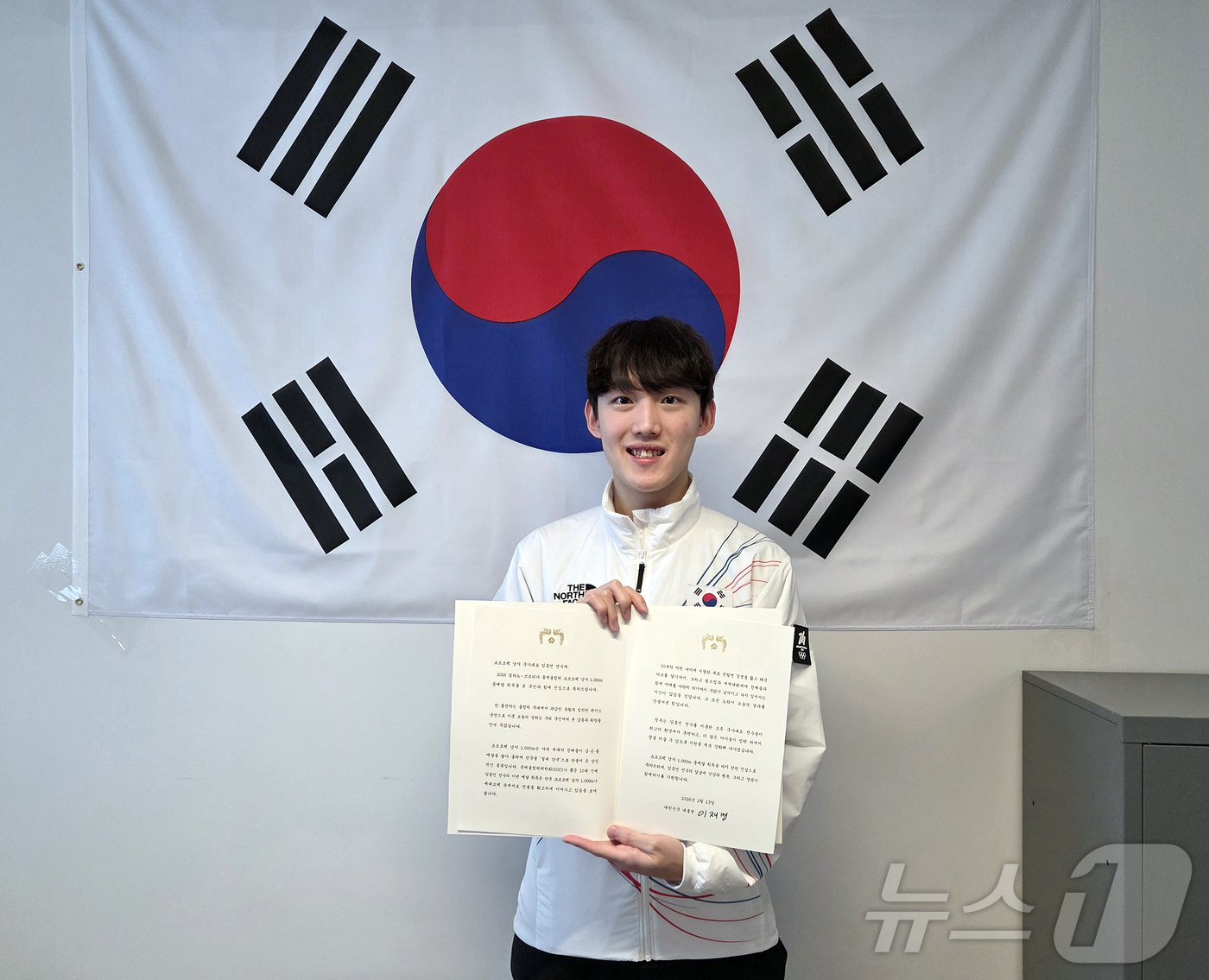 (밀라노=뉴스1) 김진환 기자 = 쇼트트랙 남자 1,000m에서 동메달을 차지한 임종언이 13일(현지시간) 이탈리아 밀라노에서 이재명 대통령 축전을 받고 기념 촬영하고 있다. (대 …