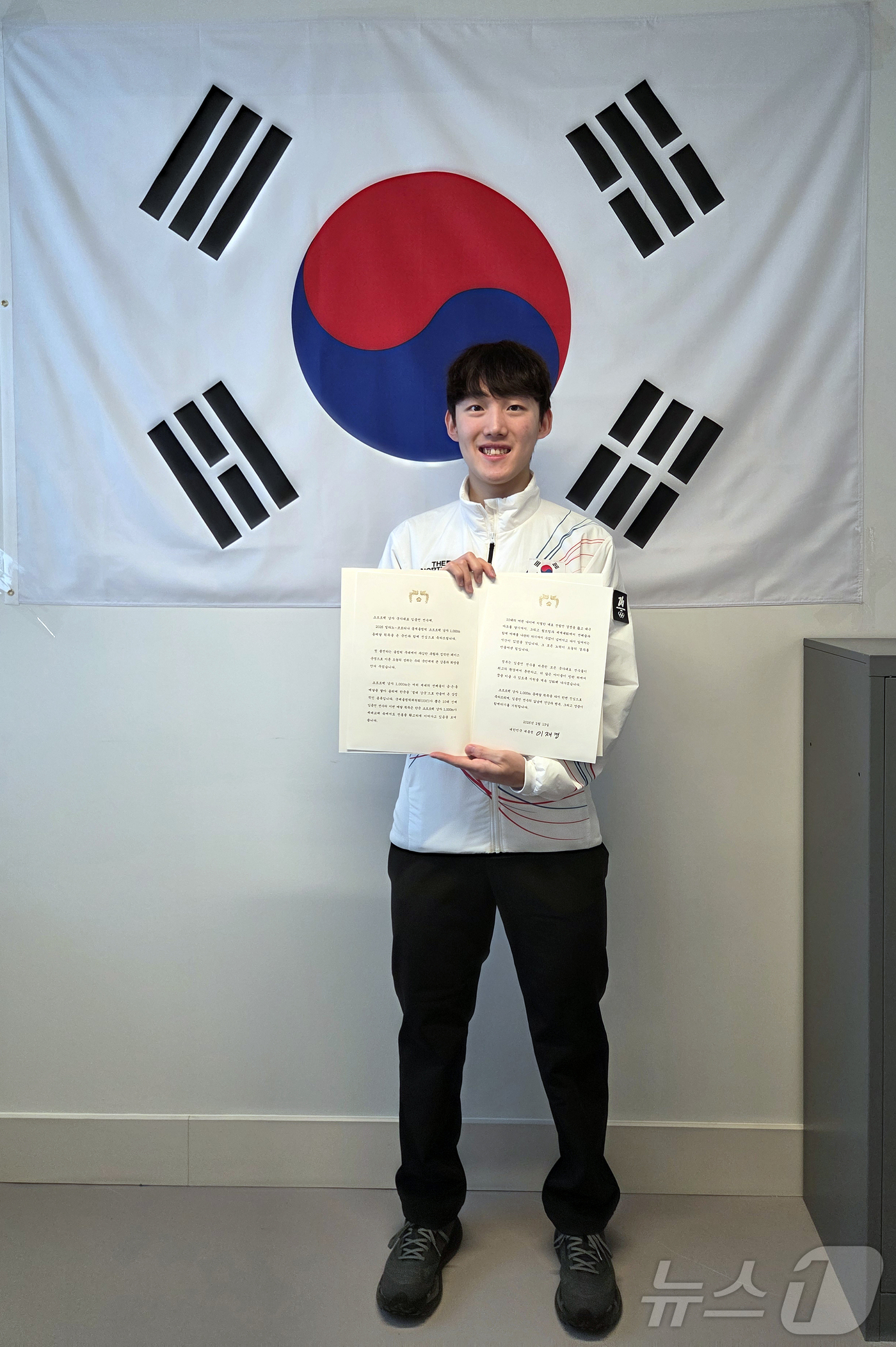 (밀라노=뉴스1) 김진환 기자 = 쇼트트랙 남자 1,000m에서 동메달을 차지한 임종언이 13일(현지시간) 이탈리아 밀라노에서 이재명 대통령 축전을 받고 기념 촬영하고 있다. (대 …