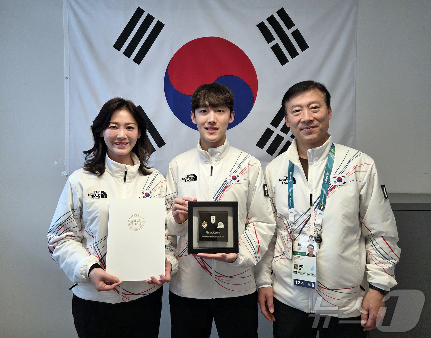 (밀라노=뉴스1) 김진환 기자 = 쇼트트랙 남자 1,000m에서 동메달을 차지한 임종언이 13일(현지시간) 이탈리아 밀라노에서 이수경 선수단장과 김택수 부단장에게 이재명 대통령 축 …