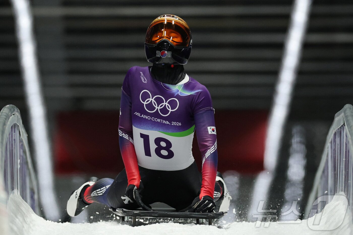 본문 이미지 - 홍수정이 14일(한국시간) 밀라노 동계 올림픽 여자 스켈레톤에서 결승선을 통과하고 있다. ⓒ 로이터=뉴스1