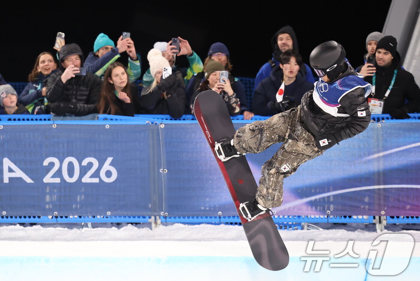 본문 이미지 - 스노보드 이채운이 13일(현지시간) 이탈리아 리비뇨 스노파크에서 열린 2026 밀라노·코르티나담페초 동계올림픽 스노보드 남자 하프파이프 결선에 출전해 경기를 펼치고 있다. 2026.2.14 ⓒ 뉴스1 김진환 기자