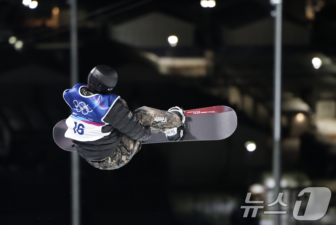 (리비뇨=뉴스1) 김진환 기자 = 스노보드 이채운이 13일(현지시간) 이탈리아 리비뇨 스노파크에서 열린 2026 밀라노·코르티나담페초 동계올림픽 스노보드 남자 하프파이프 결선에 출 …