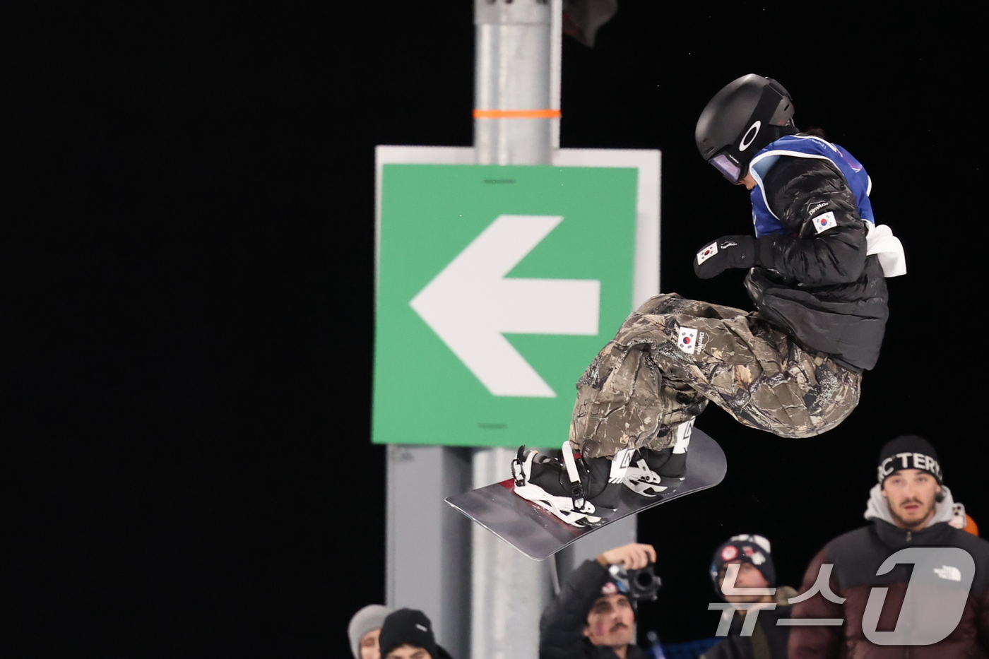 (리비뇨=뉴스1) 김진환 기자 = 스노보드 이채운이 13일(현지시간) 이탈리아 리비뇨 스노파크에서 열린 2026 밀라노·코르티나담페초 동계올림픽 스노보드 남자 하프파이프 결선에 출 …