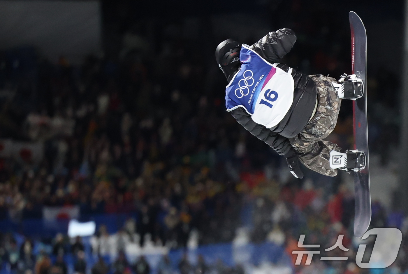 (리비뇨=뉴스1) 김진환 기자 = 스노보드 이채운이 13일(현지시간) 이탈리아 리비뇨 스노파크에서 열린 2026 밀라노·코르티나담페초 동계올림픽 스노보드 남자 하프파이프 결선에 출 …