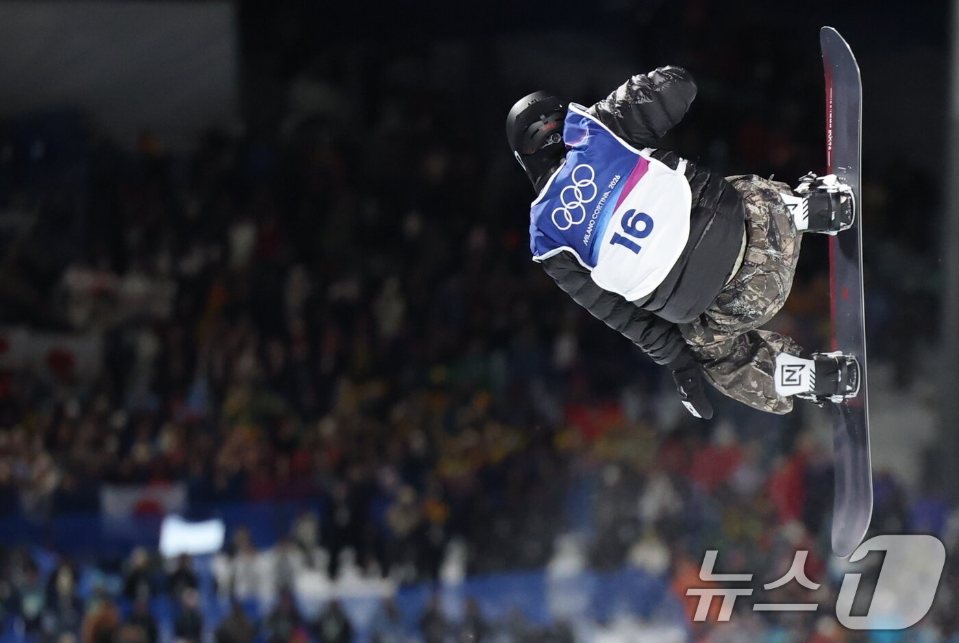 본문 이미지 - 스노보드 이채운이 13일(현지시간) 이탈리아 리비뇨 스노파크에서 열린 2026 밀라노·코르티나담페초 동계올림픽 스노보드 남자 하프파이프 결선에 출전해 경기를 펼치고 있다. 2026.2.14 ⓒ 뉴스1 김진환 기자