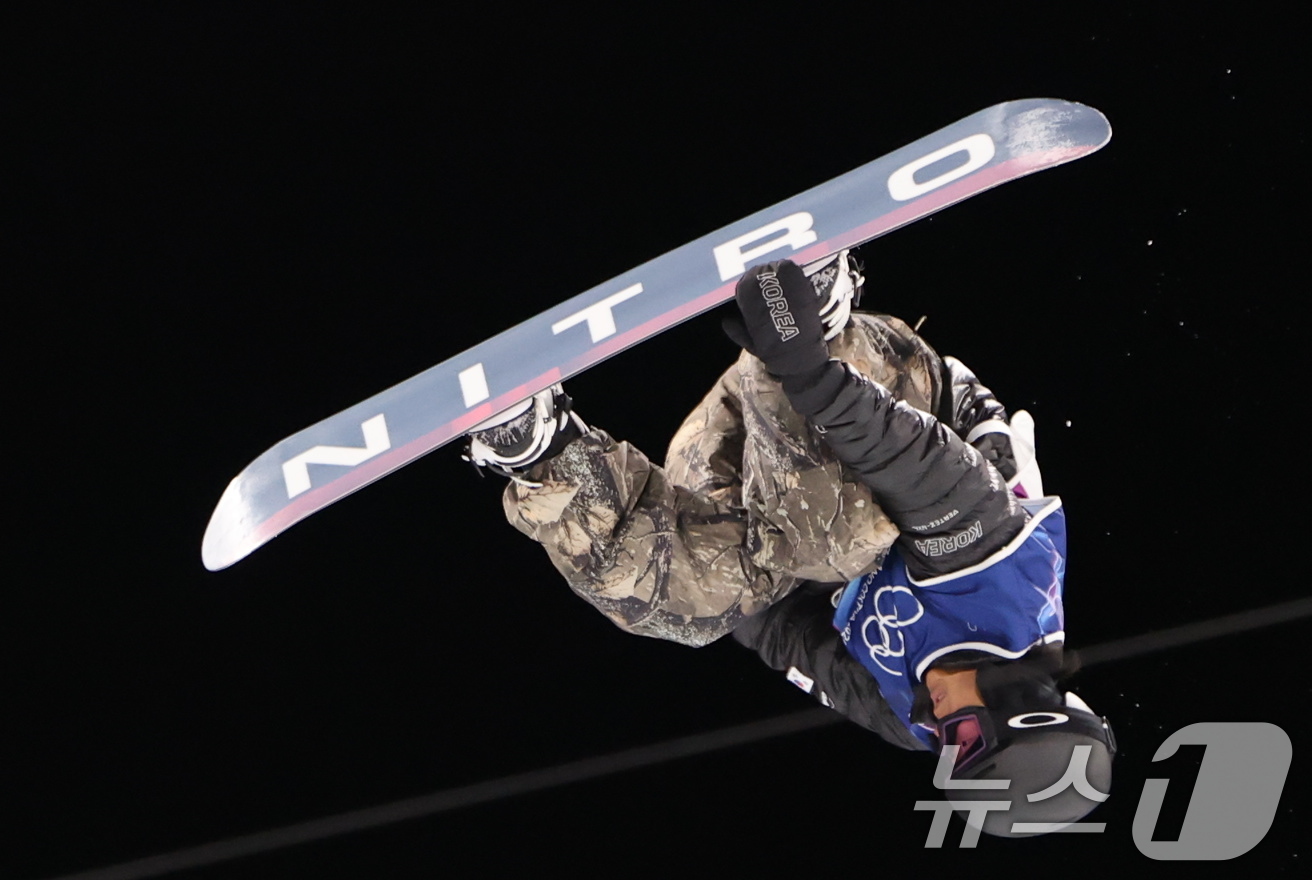 (리비뇨=뉴스1) 김진환 기자 = 스노보드 이채운이 13일(현지시간) 이탈리아 리비뇨 스노파크에서 열린 2026 밀라노·코르티나담페초 동계올림픽 스노보드 남자 하프파이프 결선에 출 …