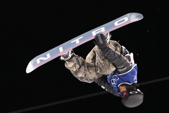 공중 연기 선보이는 이채운