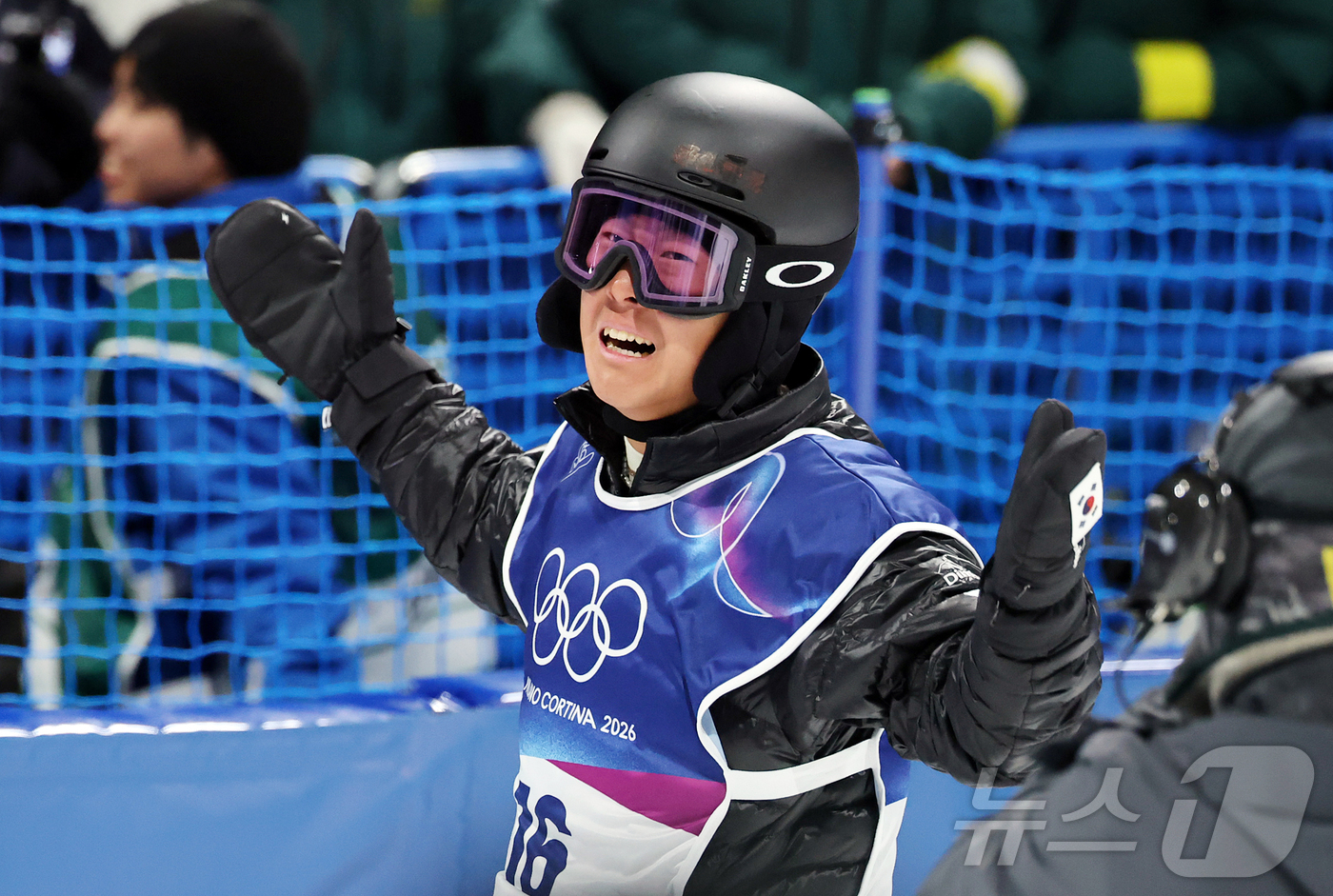 (리비뇨=뉴스1) 김진환 기자 = 스노보드 이채운이 13일(현지시간) 이탈리아 리비뇨 스노파크에서 열린 2026 밀라노·코르티나담페초 동계올림픽 스노보드 남자 하프파이프 3차 결선 …
