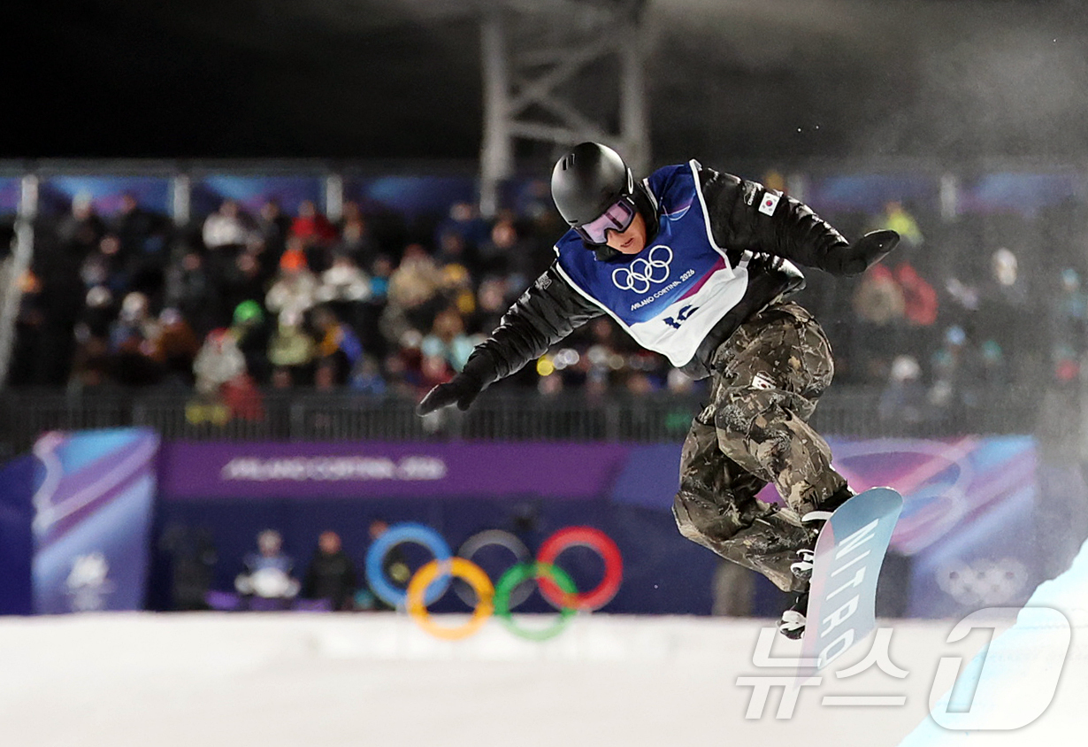 (리비뇨=뉴스1) 김진환 기자 = 스노보드 이채운이 13일(현지시간) 이탈리아 리비뇨 스노파크에서 열린 2026 밀라노·코르티나담페초 동계올림픽 스노보드 남자 하프파이프 3차 결선 …