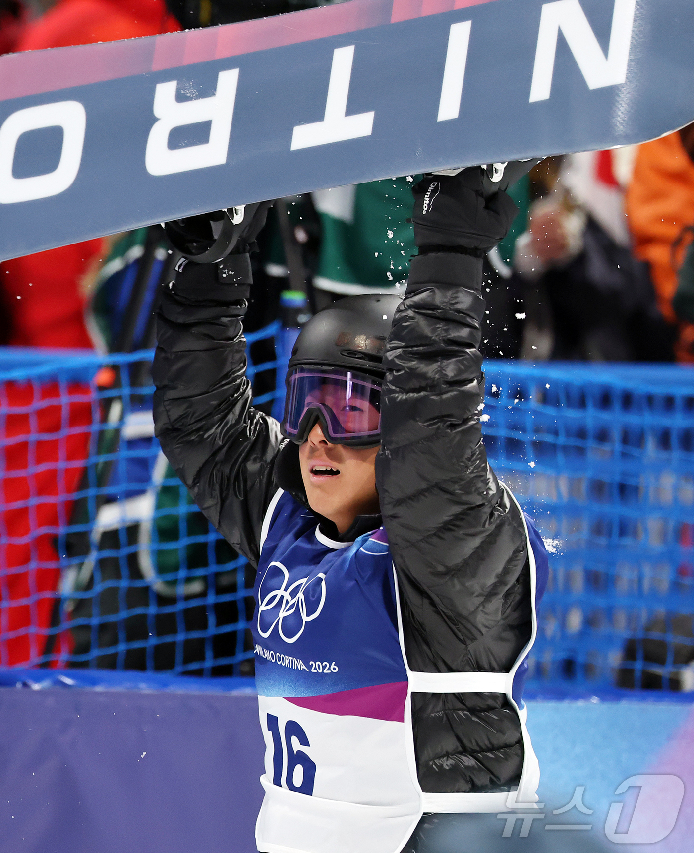 (리비뇨=뉴스1) 김진환 기자 = 스노보드 이채운이 13일(현지시간) 이탈리아 리비뇨 스노파크에서 열린 2026 밀라노·코르티나담페초 동계올림픽 스노보드 남자 하프파이프 3차 결선 …