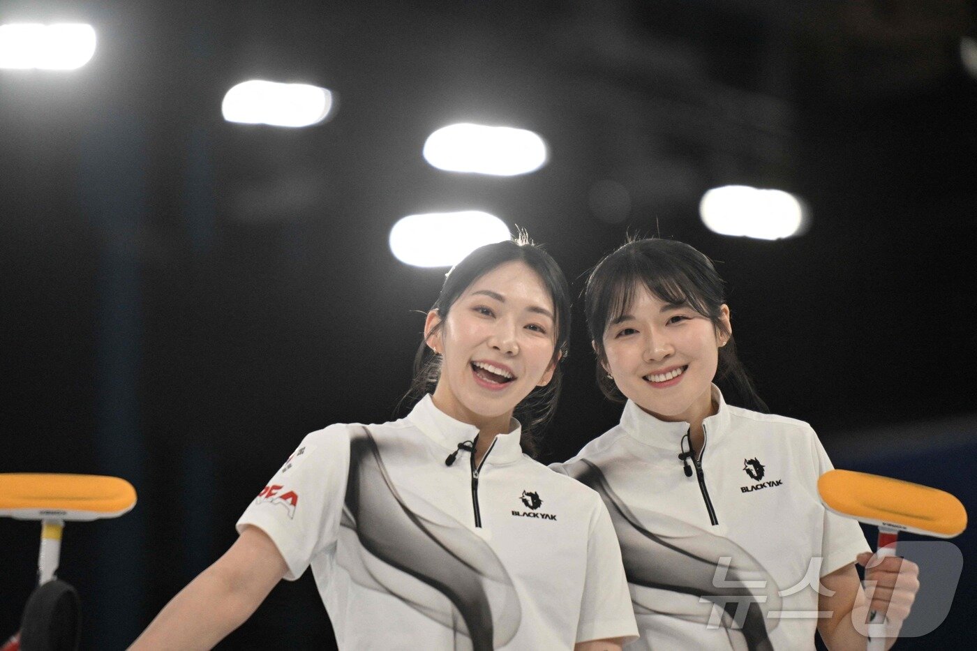 본문 이미지 - 한국 여자 컬링 대표팀 김민지(왼쪽)와 설예은.ⓒ AFP=뉴스1