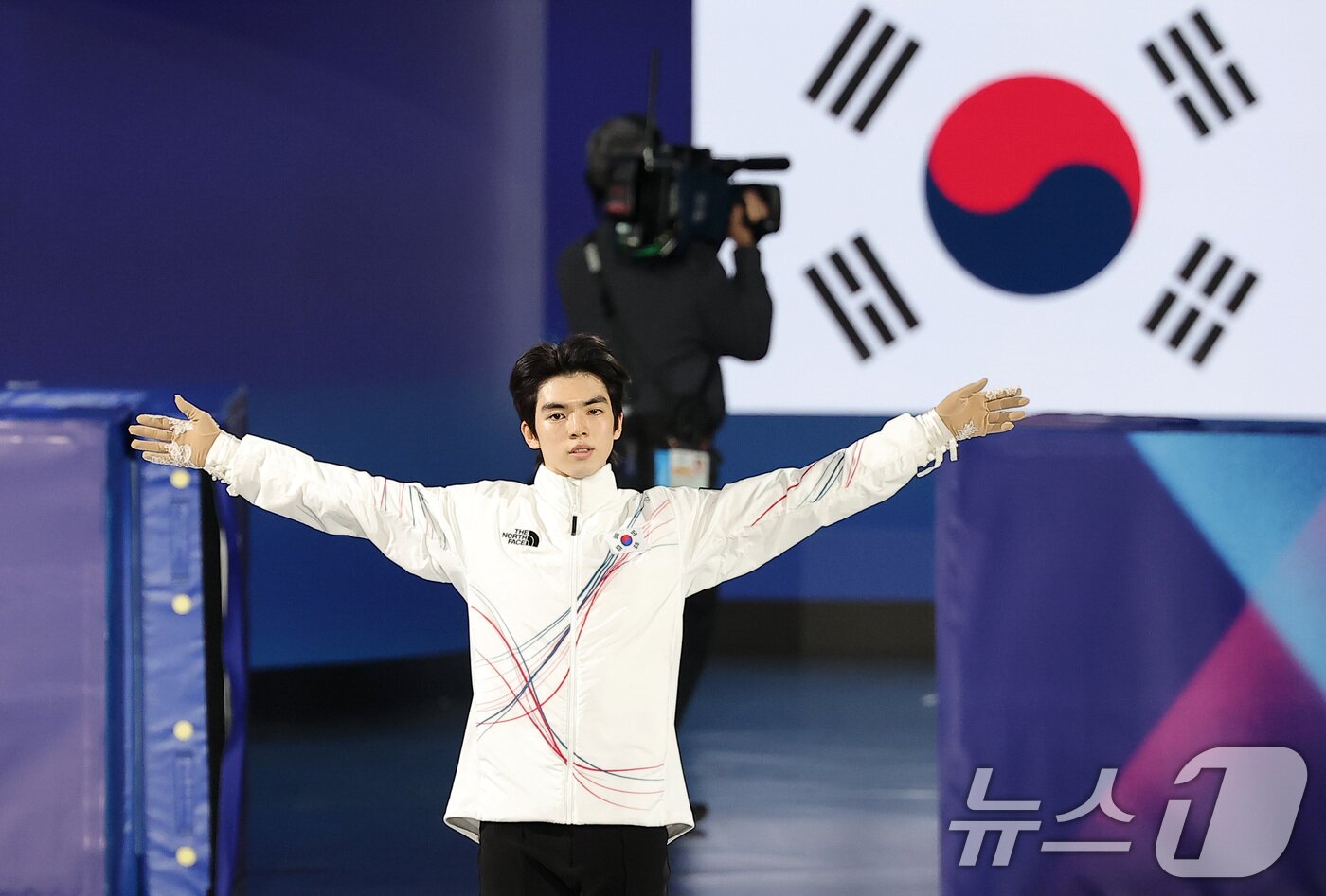 본문 이미지 - 피겨 차준환이 13일(현지시간) 이탈리아 밀라노 아이스 스케이팅 아레나에서 열린 2026 밀라노·코르티나담페초 동계올림픽 피겨 스케이팅 남자 싱글 프리 스케이팅에 출전하고 있다. 2026.2.14 ⓒ 뉴스1 김성진 기자