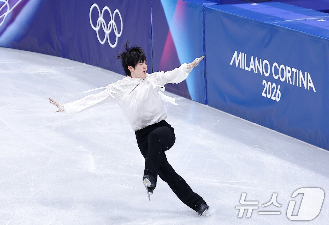 본문 이미지 - 피겨 차준환이 13일(현지시간) 이탈리아 밀라노 아이스 스케이팅 아레나에서 열린 2026 밀라노·코르티나담페초 동계올림픽 피겨 스케이팅 남자 싱글 프리 스케이팅에서 연기를 펼치다 넘어지고 있다. 2026.2.14 ⓒ 뉴스1 김성진 기자