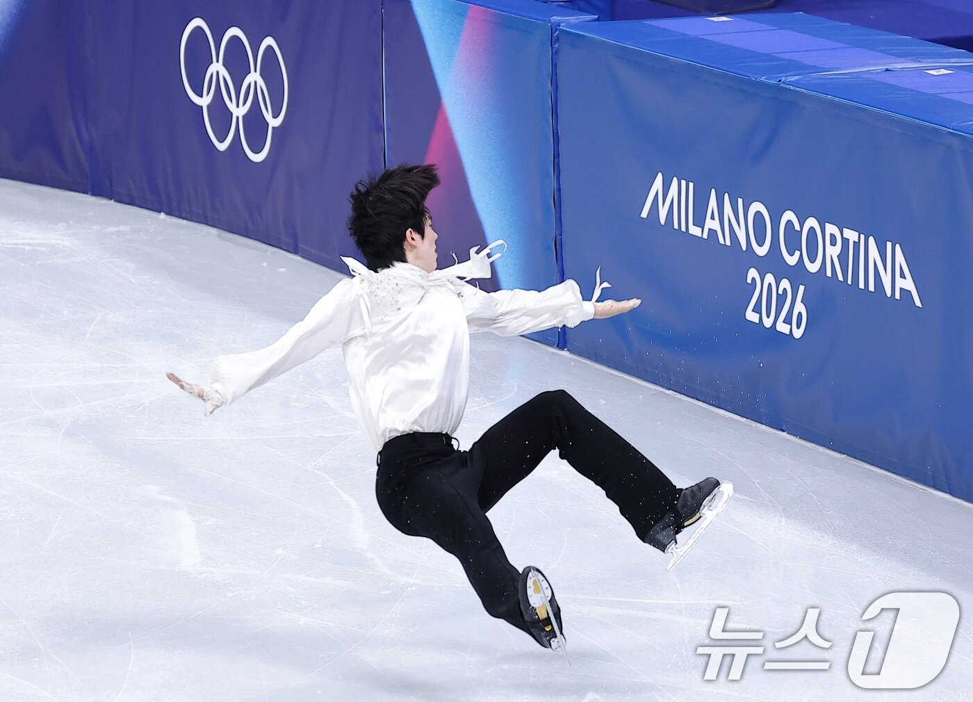 본문 이미지 - 피겨 차준환이 13일(현지시간) 이탈리아 밀라노 아이스 스케이팅 아레나에서 열린 2026 밀라노·코르티나담페초 동계올림픽 피겨 스케이팅 남자 싱글 프리 스케이팅에서 연기를 펼치다 넘어지고 있다. 2026.2.14 ⓒ 뉴스1 김성진 기자