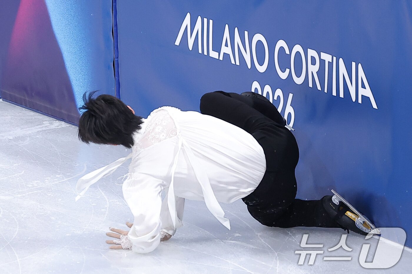 본문 이미지 - 피겨 차준환이 13일(현지시간) 이탈리아 밀라노 아이스 스케이팅 아레나에서 열린 2026 밀라노·코르티나담페초 동계올림픽 피겨 스케이팅 남자 싱글 프리 스케이팅에서 연기를 펼치다 넘어지고 있다. 2026.2.14 ⓒ 뉴스1 김성진 기자