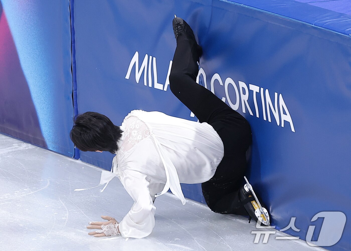 본문 이미지 - 피겨 차준환이 13일(현지시간) 이탈리아 밀라노 아이스 스케이팅 아레나에서 열린 2026 밀라노·코르티나담페초 동계올림픽 피겨 스케이팅 남자 싱글 프리 스케이팅에서 연기를 펼치다 넘어지고 있다. 2026.2.14 ⓒ 뉴스1 김성진 기자
