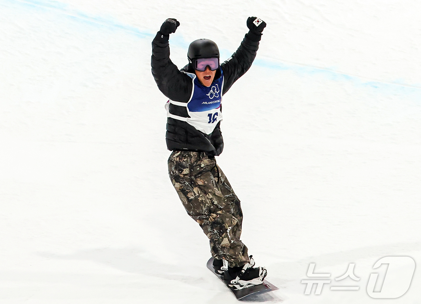 (밀라노=뉴스1) 김진환 기자 = 스노보드 이채운이 13일(현지시간) 이탈리아 리비뇨 스노파크에서 열린 2026 밀라노·코르티나담페초 동계올림픽 스노보드 남자 하프파이프 3차 결선 …