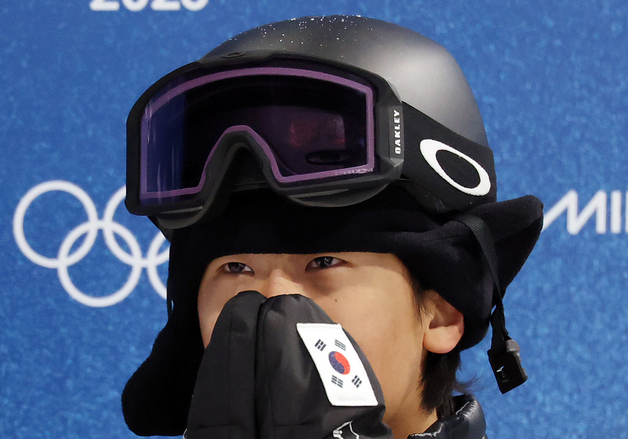 이채운, 간절한 마음으로 전광판 확인