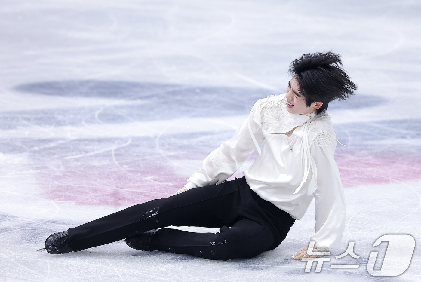 본문 이미지 - 피겨 차준환이 13일(현지시간) 이탈리아 밀라노 아이스 스케이팅 아레나에서 열린 2026 밀라노·코르티나담페초 동계올림픽 피겨 스케이팅 남자 싱글 프리 스케이팅에서 연기를 마친 후 다리가 풀려 일어나지 못하고 있다. 2026.2.14 ⓒ 뉴스1 김성진 기자
