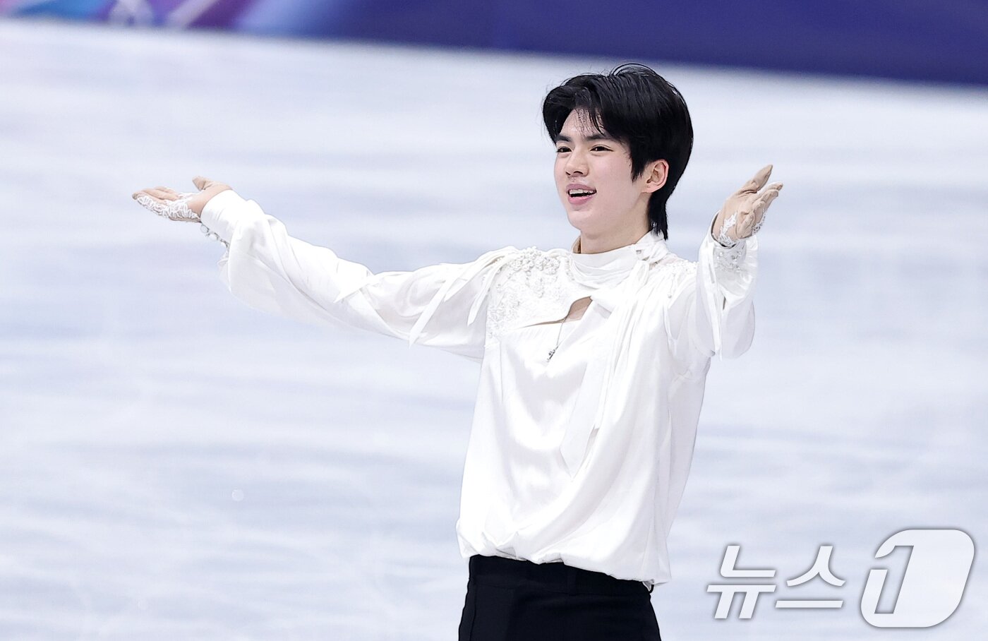 본문 이미지 - 피겨 차준환이 13일(현지시간) 이탈리아 밀라노 아이스 스케이팅 아레나에서 열린 2026 밀라노·코르티나담페초 동계올림픽 피겨 스케이팅 남자 싱글 프리 스케이팅에서 연기를 마친 후 관중석을 향해 인사하고 있다. 2026.2.14 ⓒ 뉴스1 김성진 기자