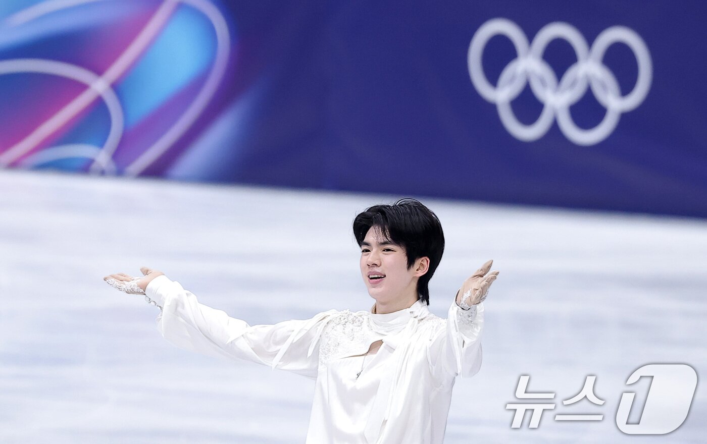 본문 이미지 - 피겨 차준환이 13일(현지시간) 이탈리아 밀라노 아이스 스케이팅 아레나에서 열린 2026 밀라노·코르티나담페초 동계올림픽 피겨 스케이팅 남자 싱글 프리 스케이팅에서 연기를 마친 후 관중석을 향해 인사하고 있다. 2026.2.14 ⓒ 뉴스1 김성진 기자