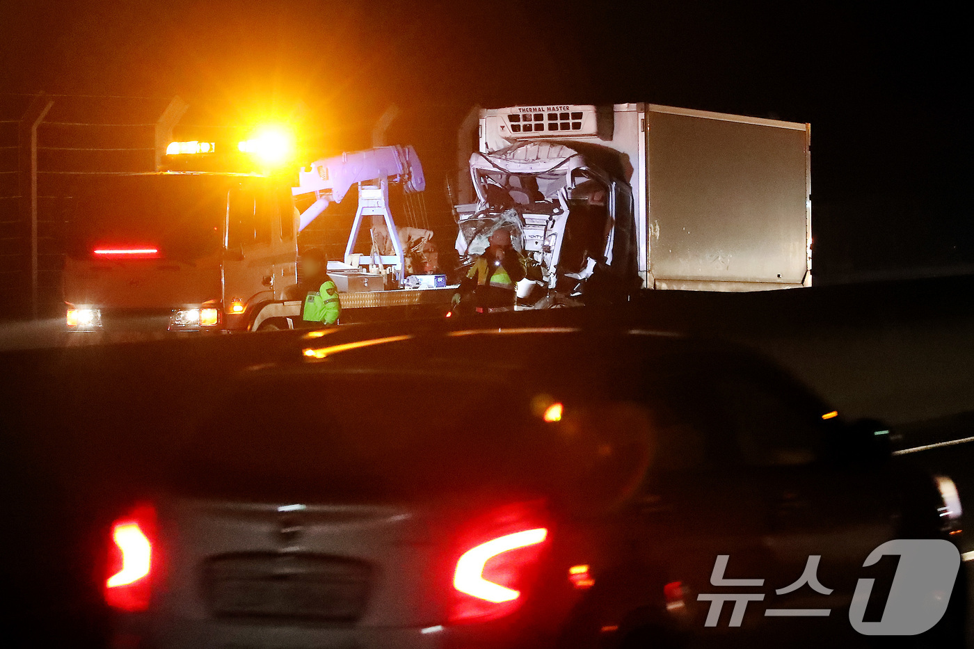 (경산=뉴스1) 공정식 기자 = 14일 오전 1시 23분쯤 경북 경산시 남천면 경산시 남천면 신대구부산고속도로 대구 방향 73.4㎞ 지점에서 사고로 갓길에 멈춘 승용차를 피하려던 …