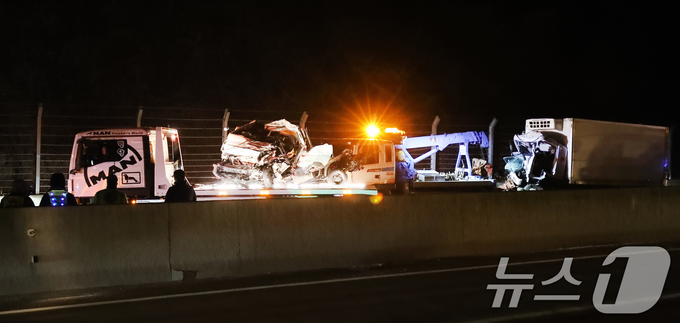 (경산=뉴스1) 공정식 기자 = 14일 오전 1시 23분쯤 경북 경산시 남천면 경산시 남천면 신대구부산고속도로 대구 방향 73.4㎞ 지점에서 사고로 갓길에 멈춘 승용차를 피하려던 …