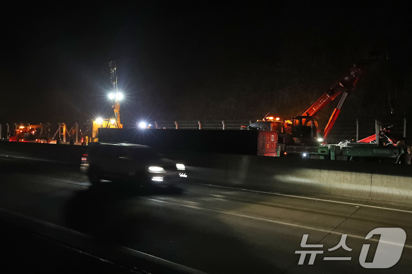 (경산=뉴스1) 공정식 기자 = 14일 오전 1시 23분쯤 경북 경산시 남천면 경산시 남천면 신대구부산고속도로 대구 방향 73.4㎞ 지점에서 사고로 갓길에 멈춘 승용차를 피하려던 …