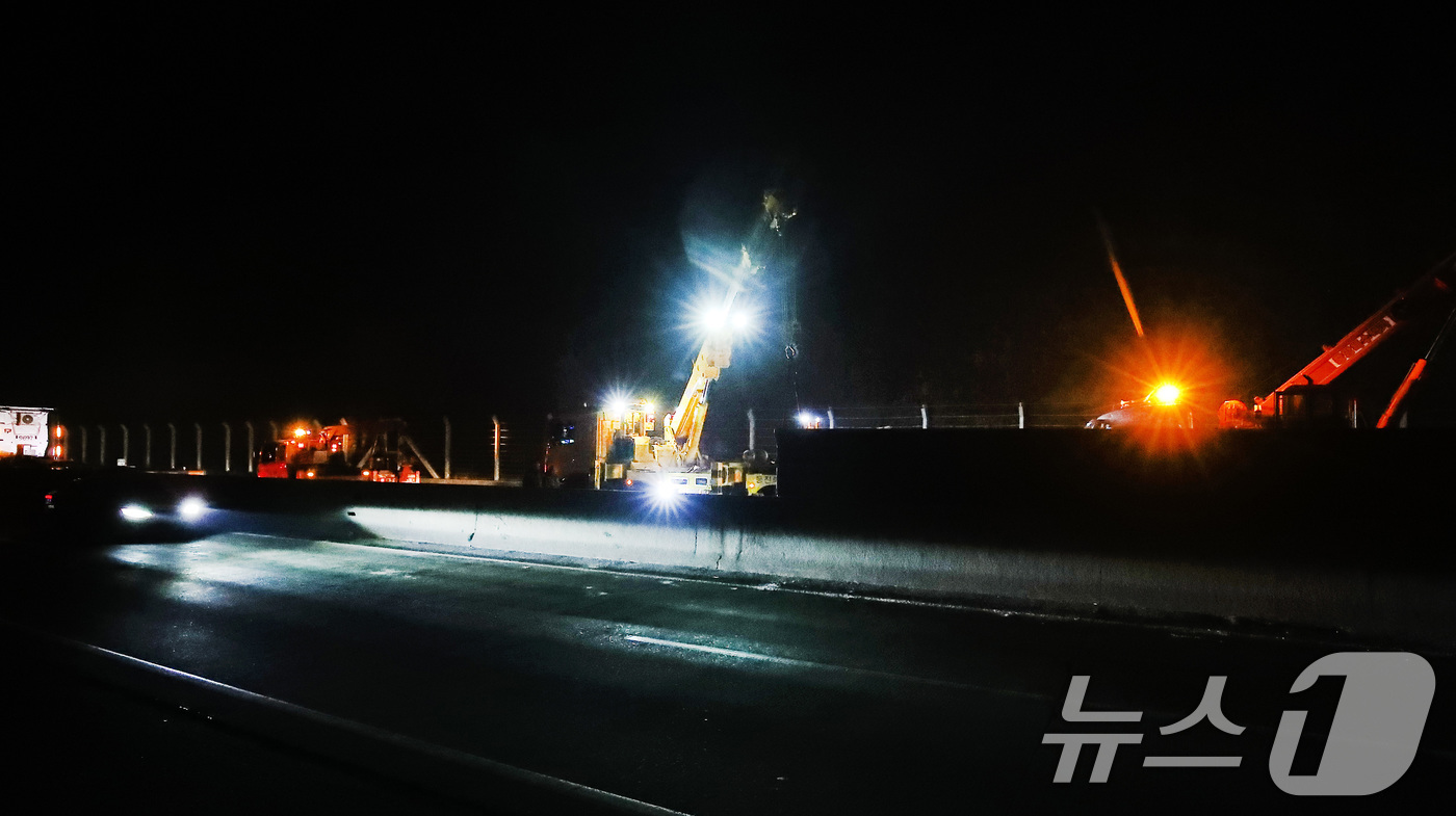 (경산=뉴스1) 공정식 기자 = 14일 오전 1시 23분쯤 경북 경산시 남천면 경산시 남천면 신대구부산고속도로 대구 방향 73.4㎞ 지점에서 사고로 갓길에 멈춘 승용차를 피하려던 …