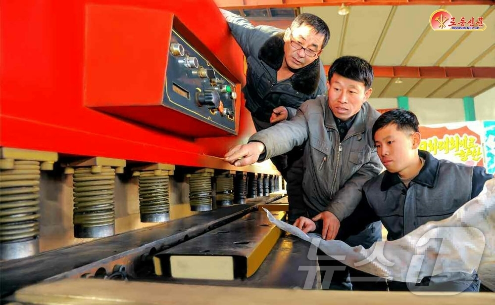 (평양 노동신문=뉴스1) = 북한 노동당 기관지 노동신문은 14일 동평양금속건구공장에서 "생산에서 제기되는 기술적 문제 해결을 위해 지혜를 합쳐간다"고 선전했다. [국내에서만 사용 …