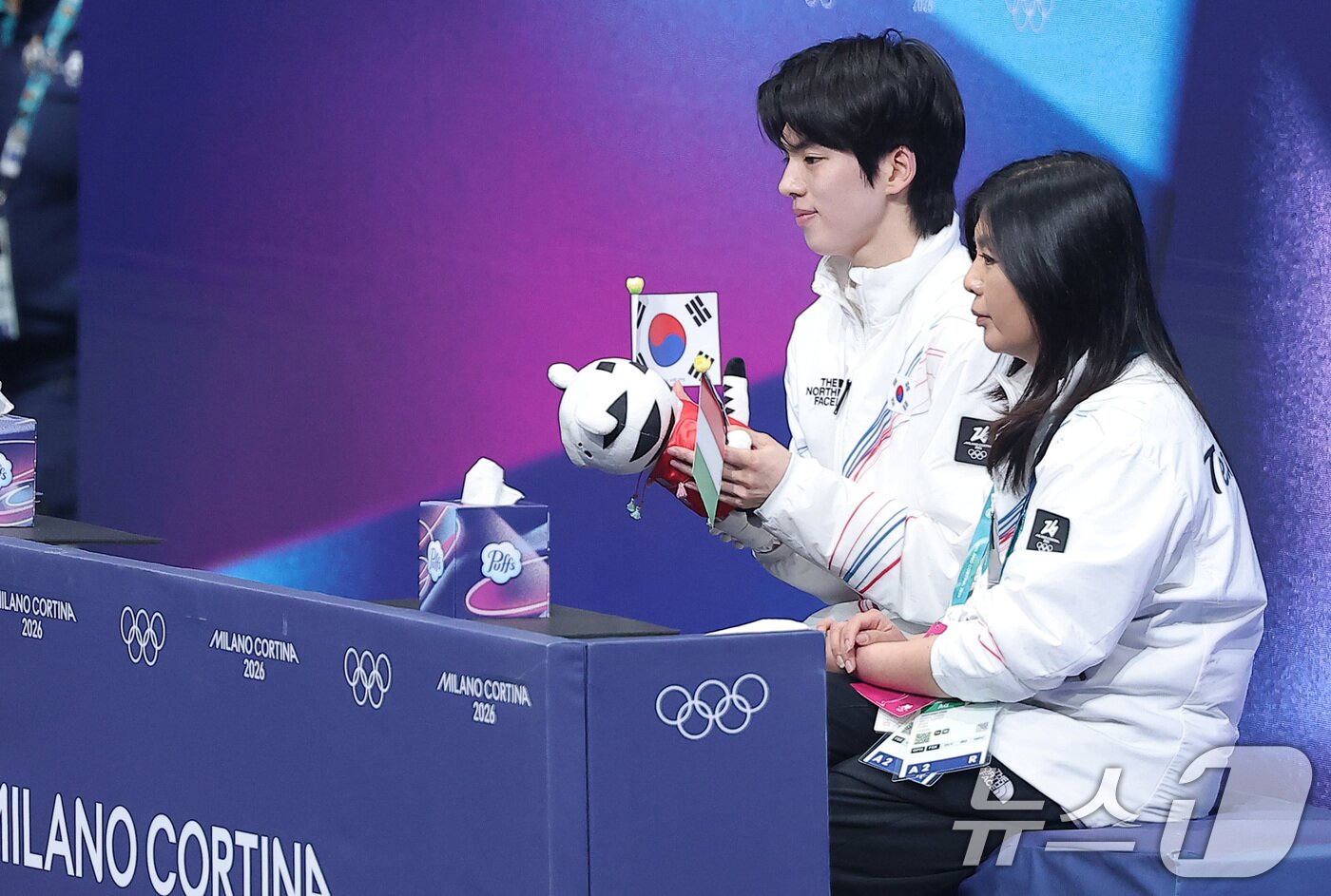 본문 이미지 - 피겨 차준환이 13일(현지시간) 이탈리아 밀라노 아이스 스케이팅 아레나에서 열린 2026 밀라노·코르티나담페초 동계올림픽 피겨 스케이팅 남자 싱글 프리 스케이팅에서 연기를 마친 후 결과를 기다리고 있다. 2026.2.14 ⓒ 뉴스1 김성진 기자