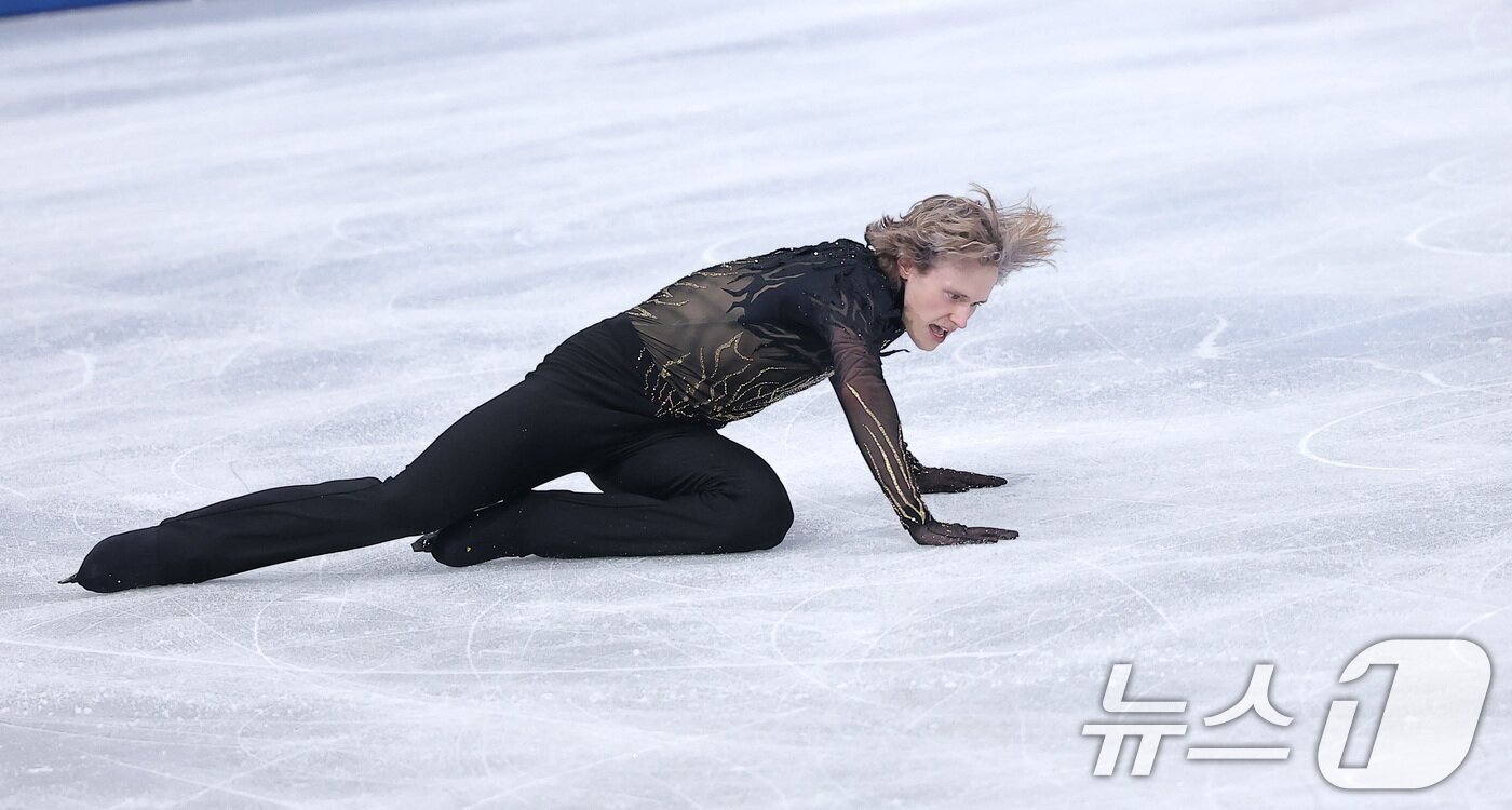 본문 이미지 - 미국 피겨선수 일리야 말리닌이 13일(현지시간) 이탈리아 밀라노 아이스 스케이팅 아레나에서 열린 2026 밀라노·코르티나담페초 동계올림픽 피겨 스케이팅 남자 싱글 프리 스케이팅에서 연기를 펼치다 넘어지고 있다. 2026.2.14 ⓒ 뉴스1 김성진 기자