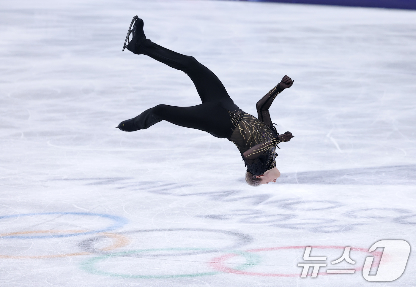 (밀라노=뉴스1) 김성진 기자 = 미국 피겨선수 일리야 말리닌이 13일(현지시간) 이탈리아 밀라노 아이스 스케이팅 아레나에서 열린 2026 밀라노·코르티나담페초 동계올림픽 피겨 스 …