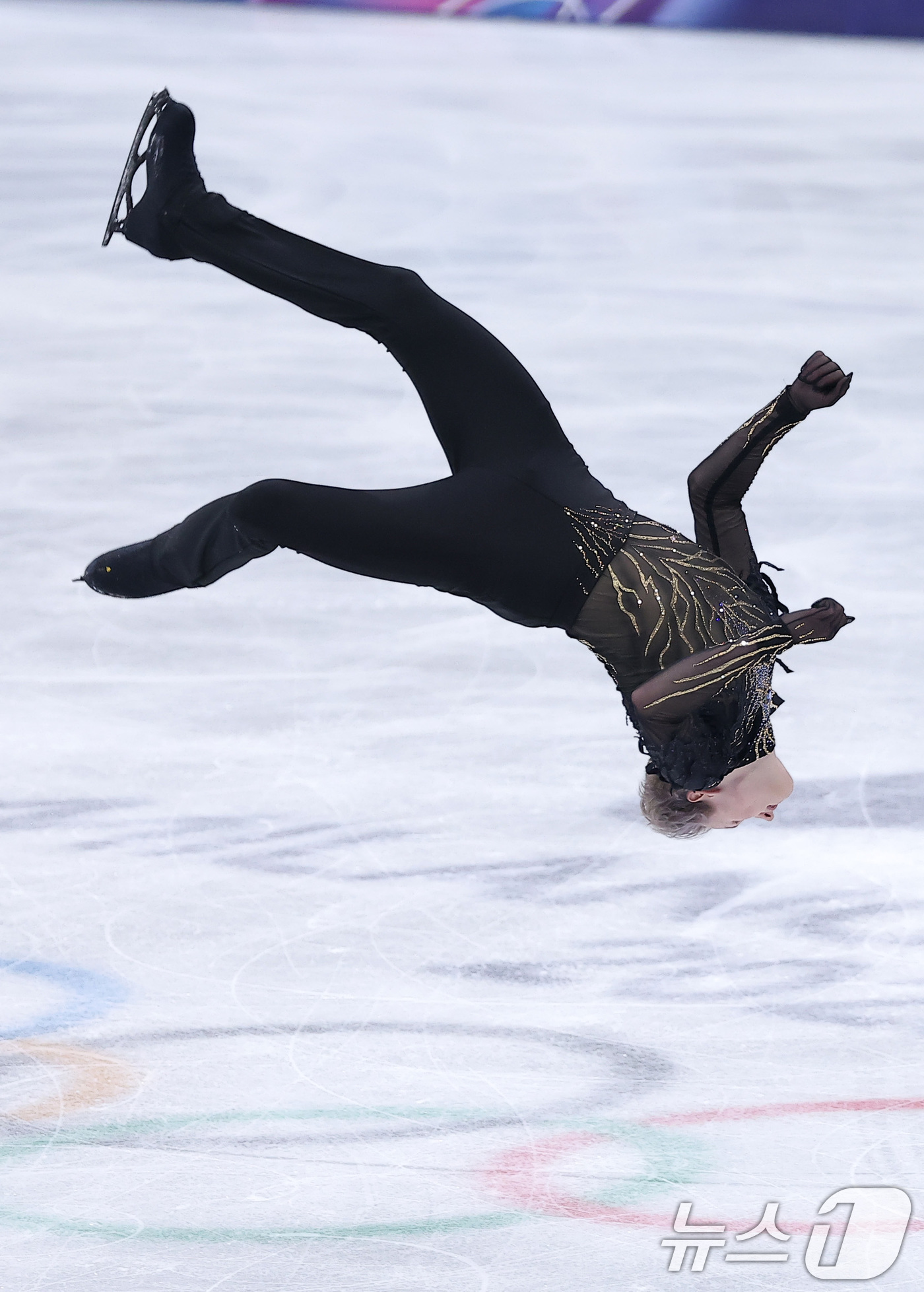 (밀라노=뉴스1) 김성진 기자 = 미국 피겨선수 일리야 말리닌이 13일(현지시간) 이탈리아 밀라노 아이스 스케이팅 아레나에서 열린 2026 밀라노·코르티나담페초 동계올림픽 피겨 스 …