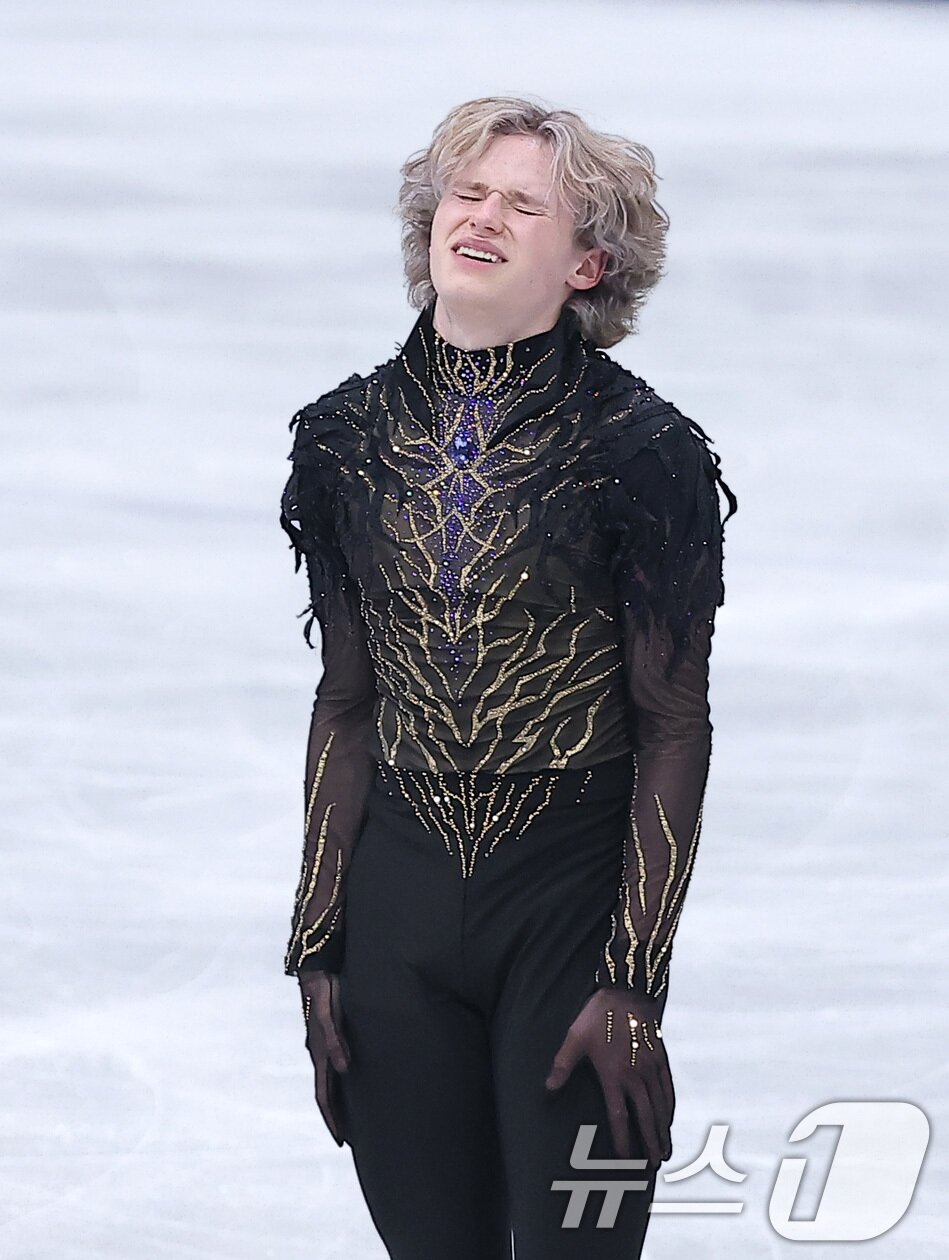 본문 이미지 - 미국 피겨선수 일리야 말리닌이 13일(현지시간) 이탈리아 밀라노 아이스 스케이팅 아레나에서 열린 2026 밀라노·코르티나담페초 동계올림픽 피겨 스케이팅 남자 싱글 프리 스케이팅에서 연기를 마친 후 아쉬워하고 있다. 2026.2.14 ⓒ 뉴스1 김성진 기자