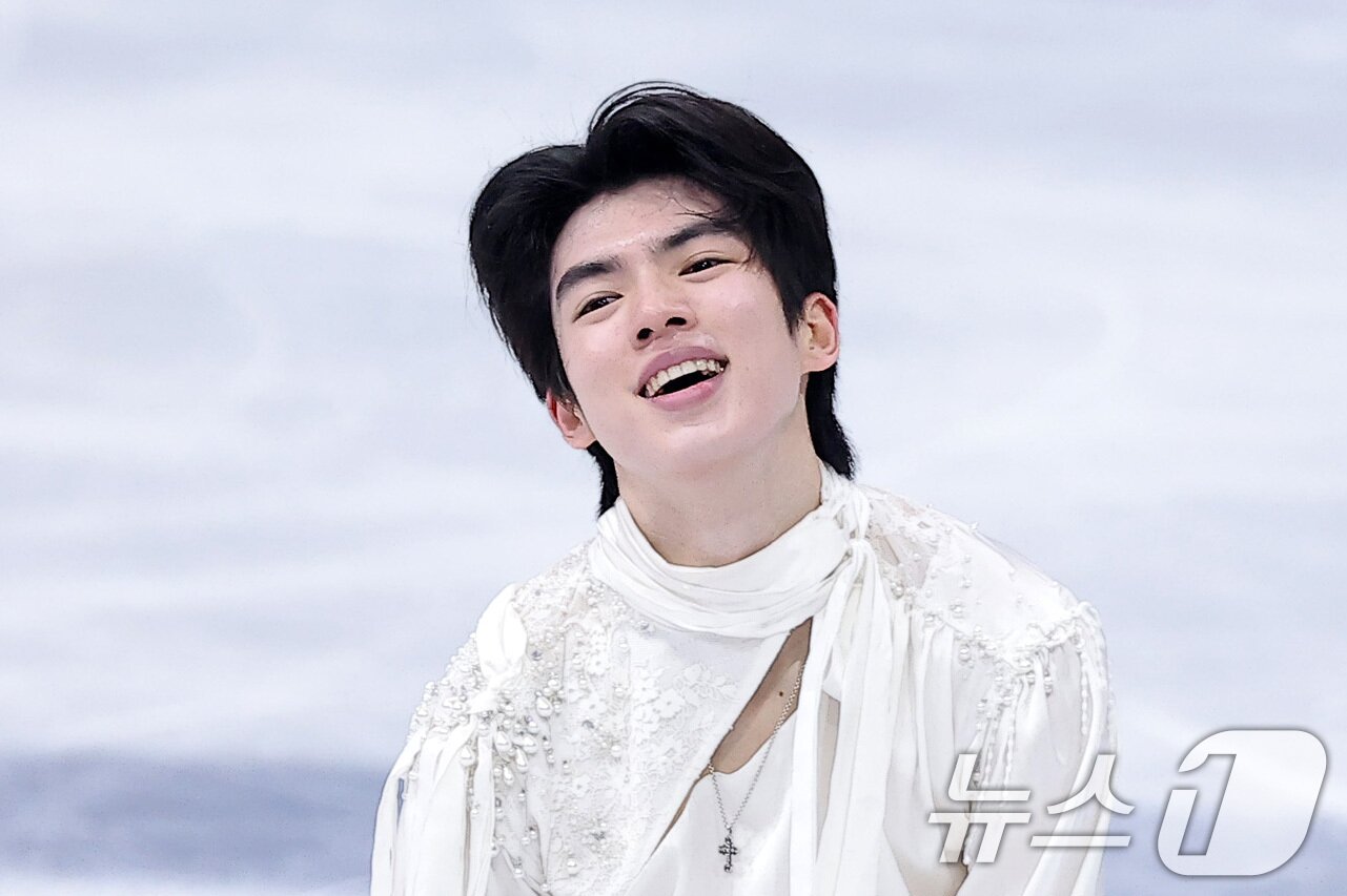 본문 이미지 - 피겨 차준환이 13일(현지시간) 이탈리아 밀라노 아이스 스케이팅 아레나에서 열린 2026 밀라노·코르티나담페초 동계올림픽 피겨 스케이팅 남자 싱글 프리 스케이팅에서 연기를 마친 후 미소짓고 있다. 2026.2.14 ⓒ 뉴스1 김성진 기자