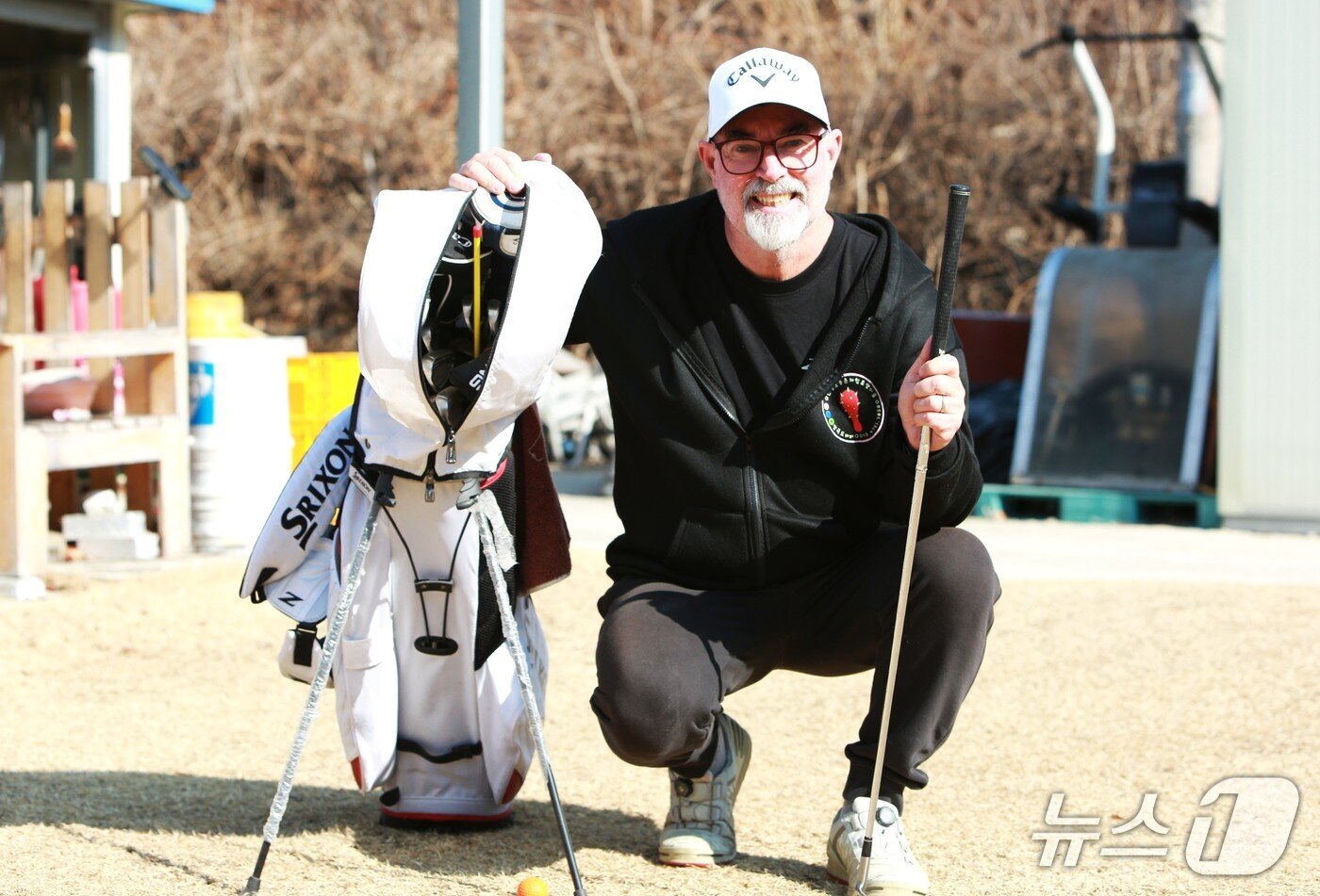 본문 이미지 - PGA 프로 골퍼 호주 출신인 토니 말로니(Tony Maloney) 씨가 단양군 대강면 방곡리 자신의 집 앞 마당에서 골프 연습을 하고 있다./2026.2.16/뉴스1 손도언 기자 