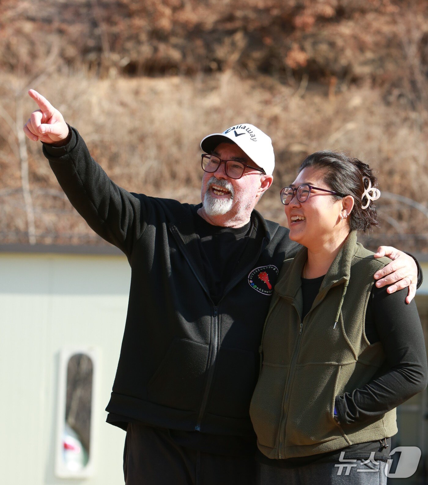 본문 이미지 - PGA 프로 골퍼 호주 출신인 토니 말로니와 아내 봉지현 씨. /2026.2.16/뉴스1 손도언 기자  