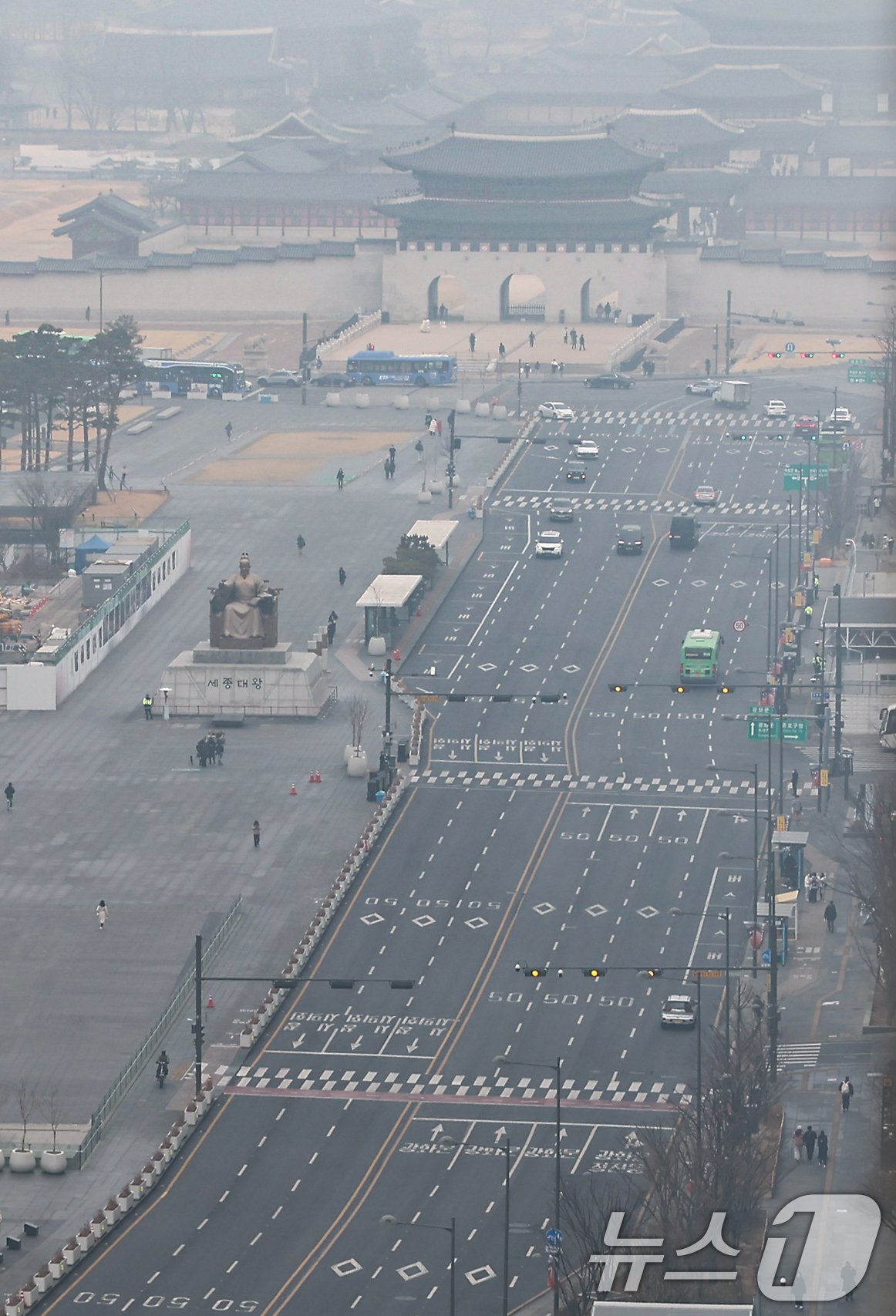 (서울=뉴스1) 김도우 기자 = 설 명절 연휴 첫날인 14일 서울 도심이 비교적 한산한 모습을 보이고 있다. 2026.2.14/뉴스1