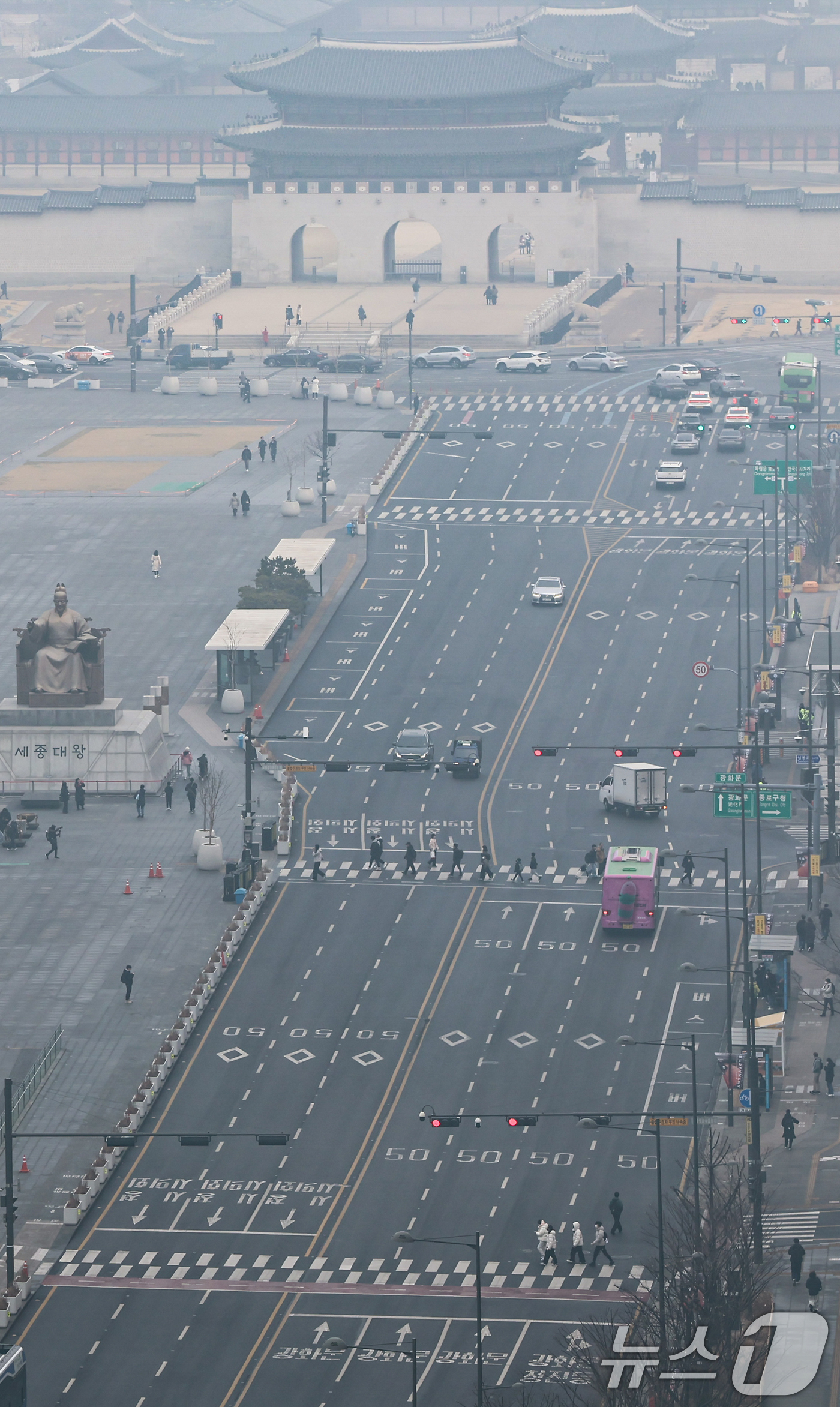 (서울=뉴스1) 김도우 기자 = 설 명절 연휴 첫날인 14일 서울 도심이 비교적 한산한 모습을 보이고 있다. 2026.2.14/뉴스1