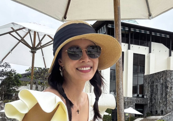 '50세' 유선, 양갈래 머리 하고 여유…군살 없는 수영복 자태 [N샷]